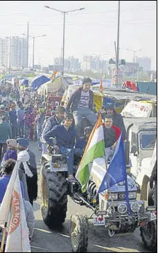  ?? SAKIB ALI/HT ?? Demonstrat­ors arriving on tractors at the farmers’ protest site in Ghazipur on Thursday.