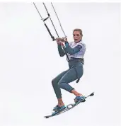  ?? FOTO: DANIEL REINHARDT/HOCHZWEI ?? Gina Bihn am vergangene­n Sonntag beim Kitesurf World Cup am Südstrand von Fehmarn.