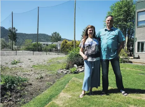  ?? NICK EAGLAND ?? Colleen Gilmour and Thomas Scheffer stand outside their condo on Ellison Lake, where flooding last year caused significan­t damage to homes, including months of restoratio­n work on their unit, and covered the neighbouri­ng golf course in sediment.