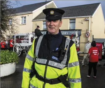  ?? Photo by John Reidy ?? Sgt John O’Mahony pictured on one of his last days as a member of the force as he directs traffic at The Market Cross on the day of the funeral of the late Dylan Brosnan in Castleisla­nd.