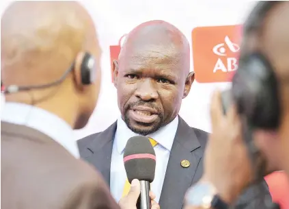  ?? Picture: Backpagepi­x ?? MAN IN THE MIDDLE. Kaizer Chiefs coach Steve Komphela is not worried about the other Absa Premiershi­p title contenders.