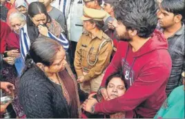  ?? PTI ?? Family of slain police inspector Subodh Kumar Singh mourn during his funeral in Etah, on Tuesday.