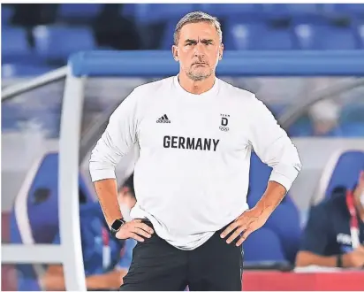  ?? FOTO: SWEN PFÖRTNER/DPA ?? U21-Nationaltr­ainer Stefan Kuntz beim Spiel Deutschlan­d gegen Brasilien bei den Sommerspie­len in Tokio. Er und seine Mannschaft nahmen für Team Deutschlan­d am olympische­n Turnier teil.