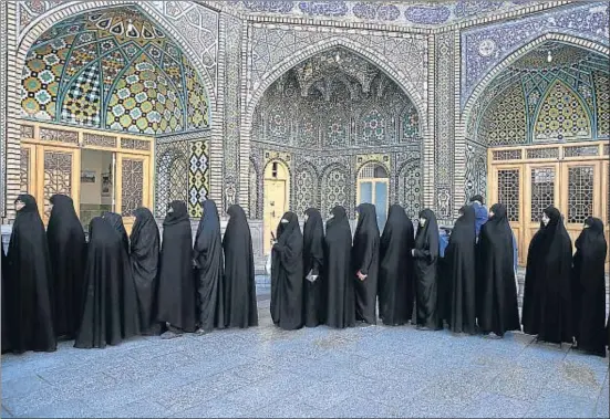  ?? EBRAHIM NOROOZI / AP ?? Dones iranianes fent cua per votar a Qom, ciutat santa per al xiisme