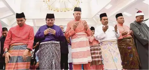  ??  ?? NAJIB mengaminka­n doa pada Majlis Perasmian Surau Mahmoodiah Presint 18, semalam.