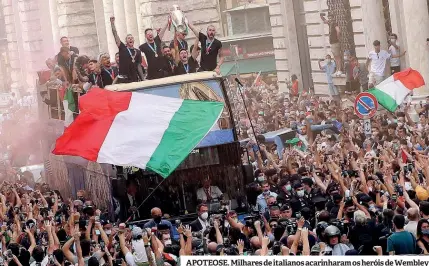  ??  ?? APOTEOSE. Milhares de italianos acarinhara­m os heróis de Wembley