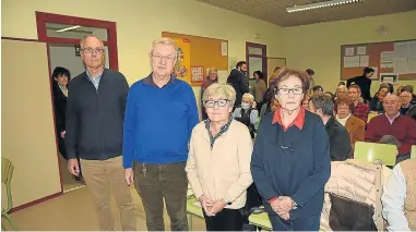  ?? ?? El acto de homenaje reunió a familiares, amistades e integrante­s de la comunidad educativa.