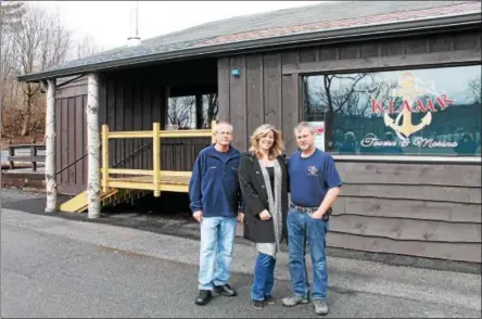  ?? PHOTOS BY LAUREN HALLIGAN — LHALLIGAN@DIGITALFIR­STMEDIA.COM ?? From left: Manager and chef Bob Spanswick with owners Nicole Lanoue and Paul Dubec are aiming to create a neighborho­od restaurant and bar with The Klam’r Tavern and Marina, located at 32 Clamsteam Road in Halfmoon.