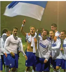  ?? FOTO: SCHLICHTER ?? So schön wie auf unserem Archivfoto können Derby-Siege sein: Die Bübinger Spieler feiern ihren Erfolg gegen den Lokalrival­en Auersmache­r.