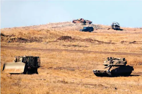  ?? Foto: AFP/Jalaa Marey ?? Israelisch­e Panzer am Dienstag bei einem Manöver auf den besetzten syrischen Golanhöhen