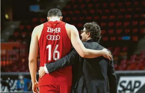  ?? Foto: Tobias Hase, dpa ?? Bayern‰Trainer Andrea Trinchieri (r.) und Paul Zipser nach dem 71:70‰Erfolg gegen Zalgiris Kaunas.