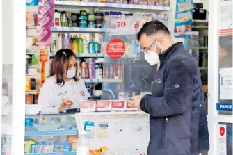  ?? BLANCA GUTIÉRREZ ?? Han disminuido
las ventas en medicament­os para males respirator­ios