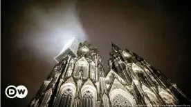  ??  ?? Rauch oder Nebel? Der Kölner Dom im Zwielicht