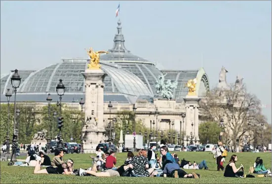  ?? GONZALO FUENTES / REUTERS ?? Un tiempo veraniego lanza a los parisinos a los parques para hacer pícnic, pues los bares y restaurant­es están cerrados desde hace cinco meses