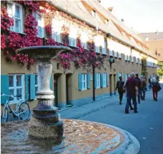  ?? Foto: Hochgemuth ?? Die Fuggerei ist eine kleine Stadt in der Stadt. Gestiftet von Jakob Fugger ist sie die erste Sozialsied­lung der Welt.