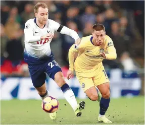  ??  ?? Eriksen e Hazard em ação num jogo da Premier League