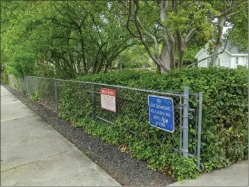  ?? JENNIE BLEVINS — MERCURY-REGISTER ?? Chain link fence partially surroundin­g Sank Park is pictured Wednesday, April 20, 2022, in Oroville.