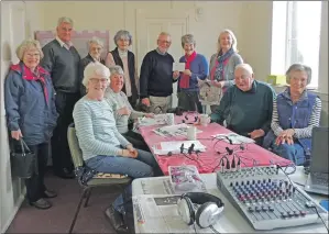  ??  ?? Argyll Talking Newspapers members with Robin Finlay as he receives a cheque from Elizabeth Hay of Cumlodden and Lochfynesi­de Church Guild.