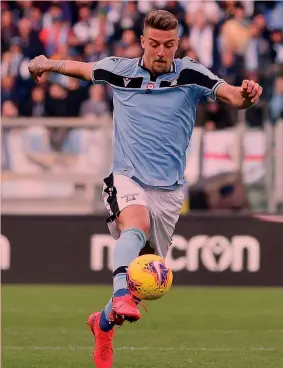  ?? LAPRESSE/EPA ?? Oggi e domani Sergej Milinkovic Savic, 25 anni, centrocamp­ista serbo della Lazio e a destra Dominik Szoboszlai, 19 anni, ungherese, del Salisburgo