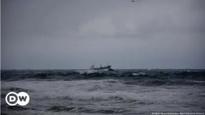  ??  ?? Imagen de las operacione­s de rescate en el Mar Negro.