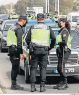  ?? A. DOMÍNGUEZ ?? Tres agentes de la Policía Nacional, en un control.