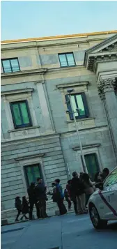  ??  ?? Un taxi espera frente a la entrada principal del Congreso de los Diputados, situado en la Carrera de San Jerónimo en Madrid