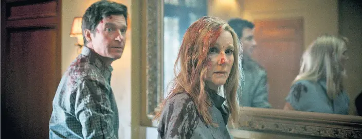  ?? ?? Im Job geht es manchmal heftig zu, am Abend spielen Marty und Wendy Byrde (Jason Bateman, Laura Linney) dann wieder trautes Familienle­ben: „Ozark“auf Netflix.