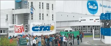  ??  ?? PROTESTAS. Sancor, símbolo de la agroindust­ria del sector lácteo, con 4 mil puestos en peligro.