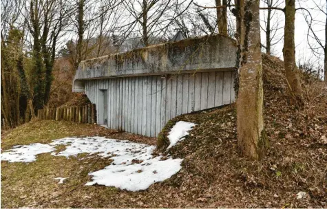  ?? Foto: Thorsten Jordan ?? Bereits 1955 gebaut, ist der Hochbehält­er für die Trinkwasse­rversorgun­g Eresing marode. Inzwischen liegen die Kosten für die Sanierung deutlich höher als bei der ersten Schätzung angenommen.