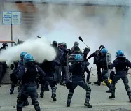  ??  ?? La protesta
Un momento della manifestaz­ione al Brennero del 7 maggio 2016. In 63 sono stati condannati