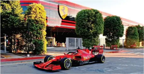  ??  ?? Charles Leclerc, 22 anni, guida la Ferrari SF1000 per le strade di Maranello, chiuse per l’occasione al traffico. Chissà se è passato col rosso?