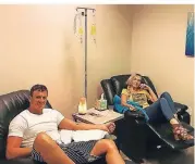  ?? DPA/INSTAGRAM FOTO: ?? Ehepartner am Tropf: Ryan Lochte (l.) und Kayla Rae Reid flößen sich intravenös Infusionen mit Vitaminen ein. Datum und Ort sind unbekannt.