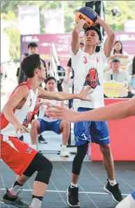  ?? PROVIDED TO CHINA DAILY ?? John Vidal of Team Core from the Philippine­s, goes up for a shot during Saturday’s final of the HoopBattle Championsh­ip that featured 16 men’s teams and eight women’s squads in Guangzhou, Guangdong province.