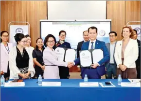  ?? SME BANK ?? Cambodia Women Entreprene­urs Associatio­n (CWEA) president Keo Mom (centre left) and SME bank CEO Lim Aun sign the MoU on September 9.