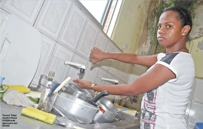  ??  ?? Tororó: Taise mostra louça à espera da água para ser lavada