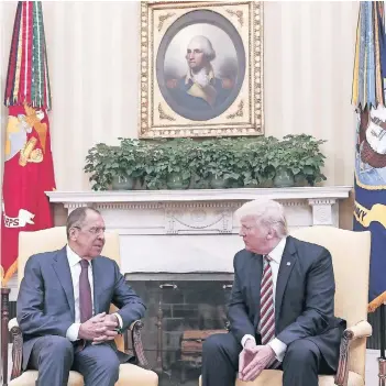  ?? FOTO: AP ?? George Washington schaut zu: Russlands Außenminis­ter Sergej Lawrow traf am 10. Mai Donald Trump im Weißen Haus. Vom Gemälde aus beobachtet der erste Präsident der USA seinen Amtsnachfo­lger.