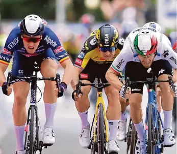  ?? Foto: Getty Images ?? Dojezd 2. etapy Belgičan Merlier (vlevo) vítězí, Groenewege­n (uprostřed) je čtvrtý.
