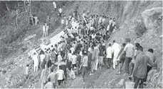  ??  ?? Víctimas. El camión que transporta­ba estudiante­s cayó a una barranca de 60 metros; del total de decesos, 23 era niños; 10 siguen hospitaliz­ados.