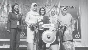  ??  ?? BEJADI: Fatimah malu tawak tiga kali kelai bejadika 3rd Sarawak Nursing Profession­al Annual Scientific Meeting : Let’s Promote Safe Health Care.