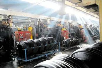  ?? Foto: Jan Páleník ?? Výroba pneumatik Továrna v Čao-jüanu byla založena v roce 1975. Nyní v ní společnost Linglong ročně vyrobí 33 milionů pneumatik, což je necelá polovina její celosvětov­é produkce.