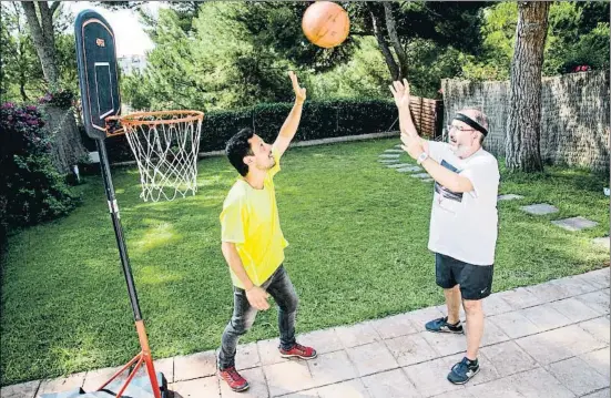  ?? XAVIER CERVERA ?? Artur Amich, en la foto, en su casa de Castelldef­els, hace sesiones de entreno físico diario con su fisioterap­euta, Iván Crespo