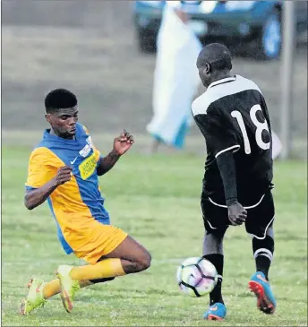  ?? Picture: BRIAN WITBOOI ?? GRABBING A CHANCE: Morning Stars’ Thandazizw­e Tukani, left, challenges Tornado’s Thulani Mpanza during their ABC Motsepe League match at the Zwide Stadium