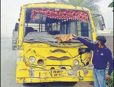  ?? SAMEER SEHGAL/HT ?? The school bus that was involved in the accident after the collision on Rajasansi Road in Amritsar on Monday.