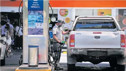  ??  ?? Precio caliente. El aumento de los combustibl­es, una preocupaci­ón para el Gobierno.