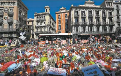  ??  ?? Moradores de Barcelona fizeram ontem uma nova homenagem às vítimas durante ato nas Ramblas