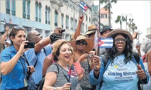  ?? JORGE BELTRAN / AFP ?? Los pasajeros del crucero Adonia mostraron su alegría tras desembarca­r en el puerto de La Habana