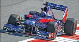  ??  ?? ESTRENO. Márquez disfrutó al máximo de su primera experienci­a al volante de un monoplaza de Fórmula 1, el Red Bull RB8, y contó con los consejos de Lauda, Marko y Webber.
