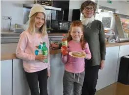  ??  ?? Brus og lapper er noe som hører med. Her er Stella Dyvold (9, t.v), Eila Dyvold (7) og mormor Gunn Ringvold innom kiosken.