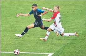  ??  ?? EXPLOSIVO. El francés Kylian Mbappe supera en velocidad a Domagoj Vida.