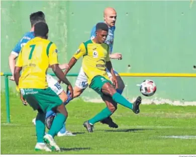  ?? ERASNO FENOY ?? Bouba levanta el balón para batir a Juan Ares de vaselina.